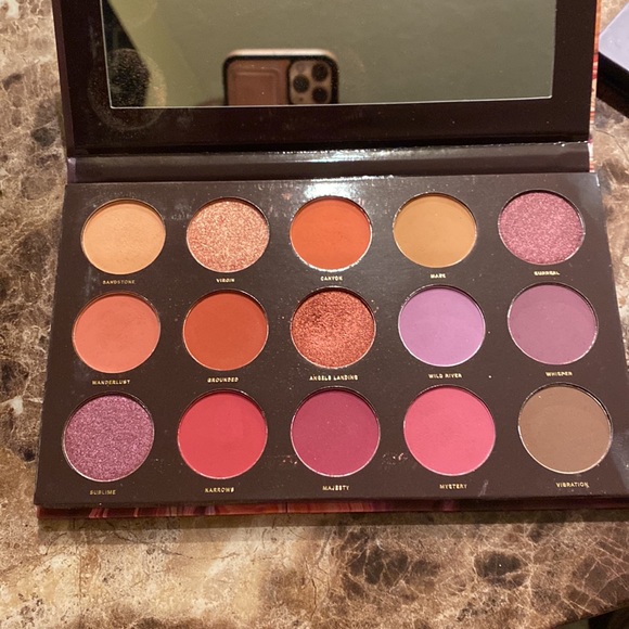 Eye shadow palette - never been used - Picture 2 of 2
